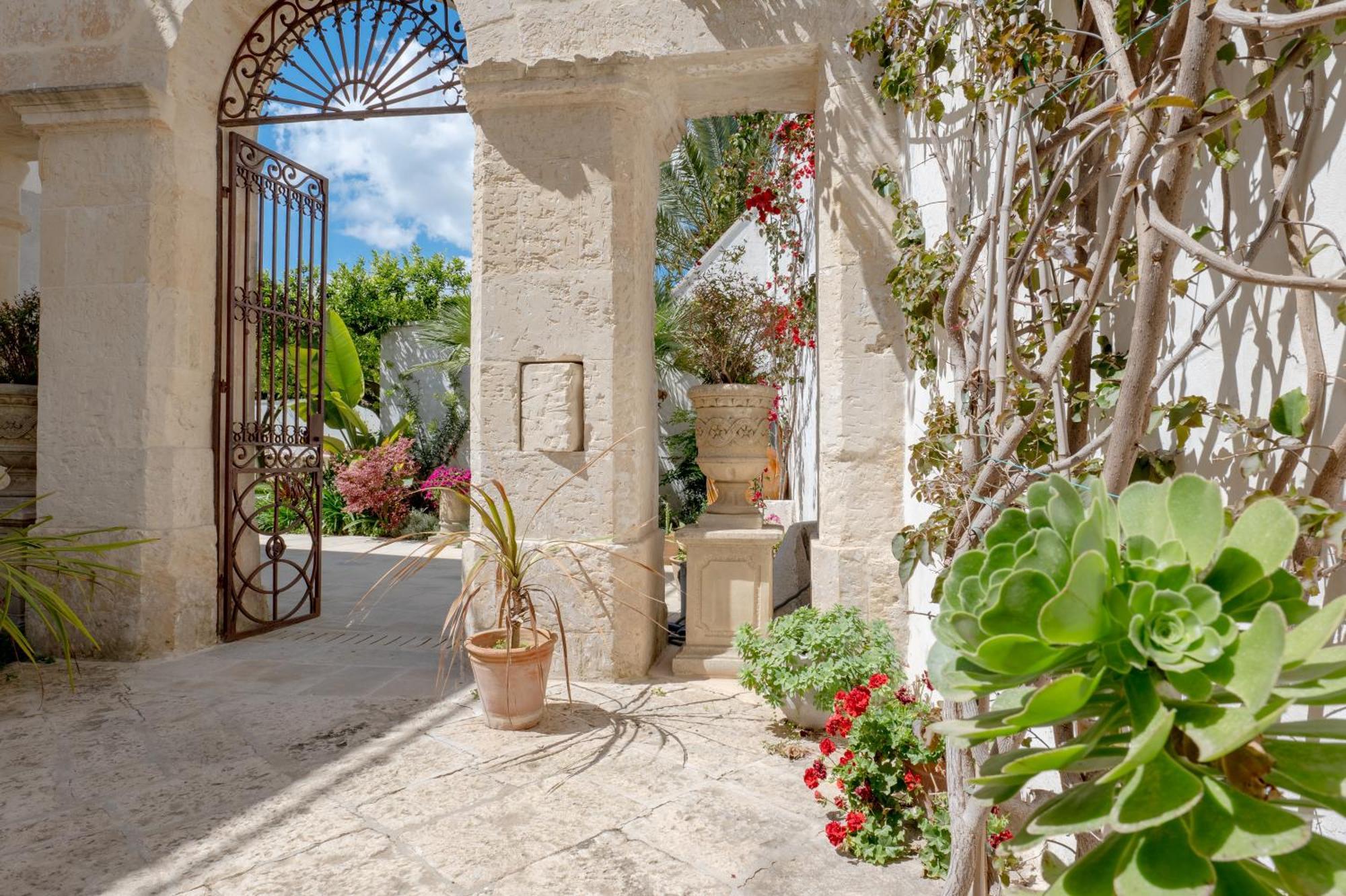 ジュルディニャーノ Palazzo Angelica - Luxury Retreat Otranto Bed & Breakfast エクステリア 写真